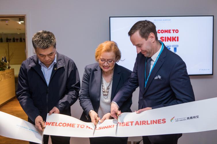 Tibet Airlines and Finavia representatives cutting ceremonial ribbon.