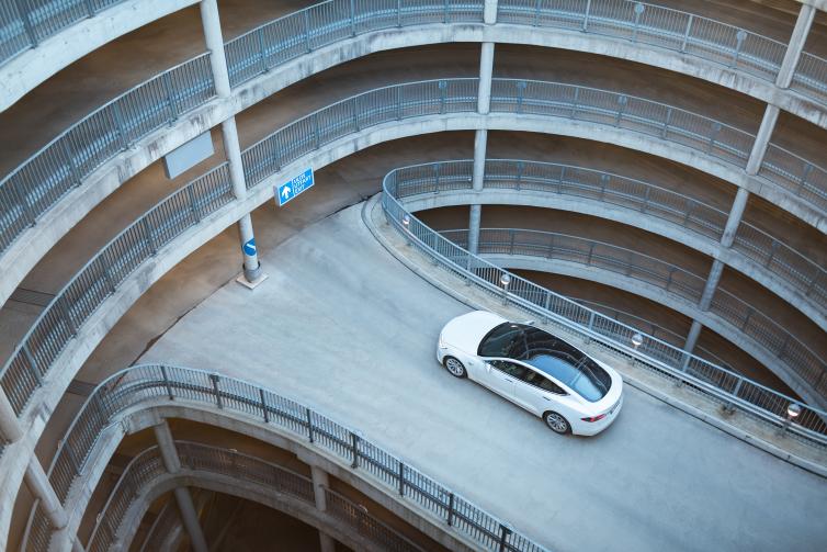 Auto kiertelee Helsinki-Vantaan lentoaseman parkkihallissa.