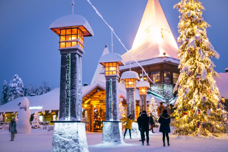 Rovaniemen joulupukin pajakylän sisäänkäynti. 