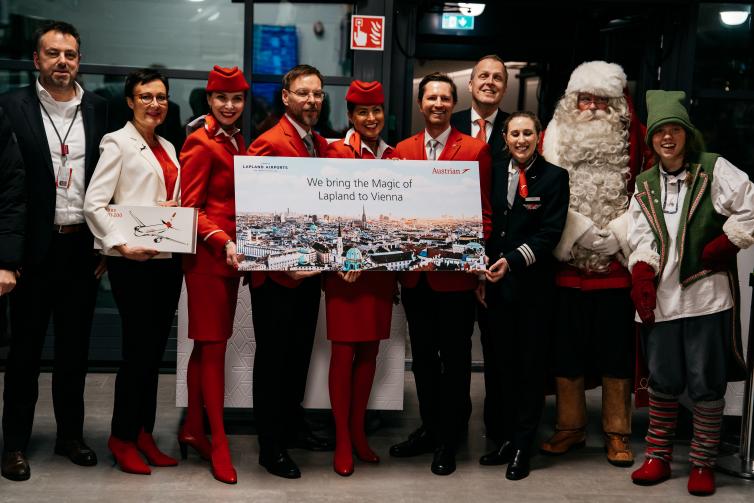 Reittiavajaistunnelmia Rovaniemellä. Kuvassa joulupukki ja Austrianin miehistöä.