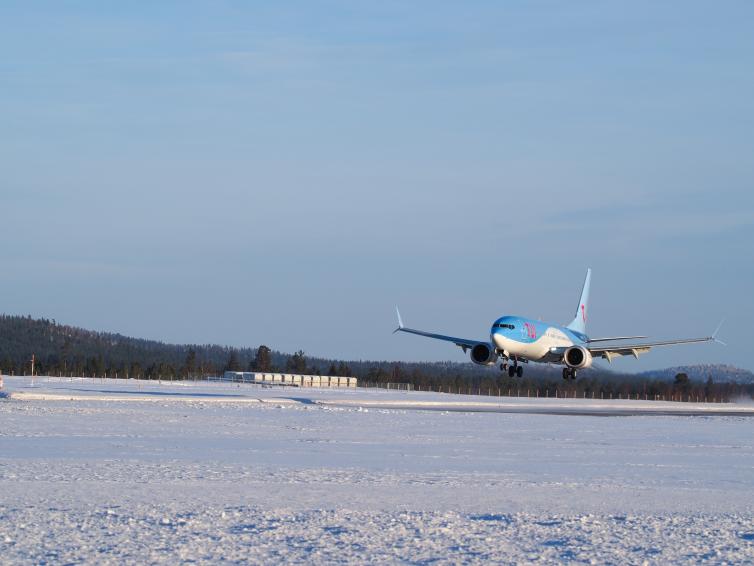 TUI:n lentokone laskeutumassa Ivaloon