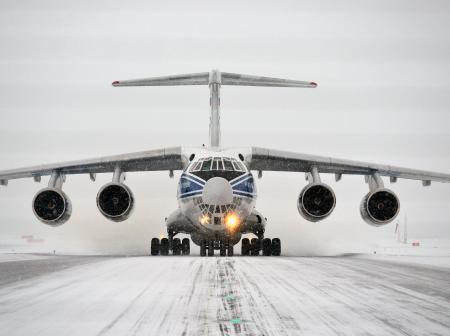 Pandoja kuljettava lentokone Helsinki-Vantaan lentoasemalla.