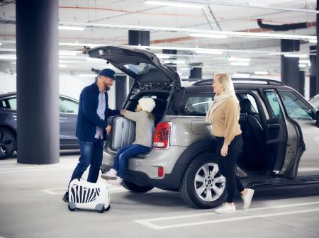 Perhe Helsinki-Vantaan lentoaseman uudessa parkkihallissa. 