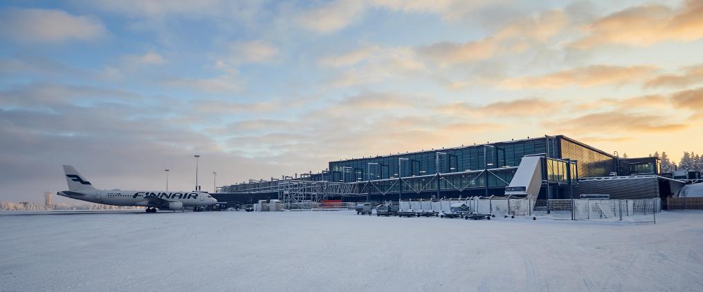 Rovaniemen uudistunut lentoasema ulkoa talvella 2019