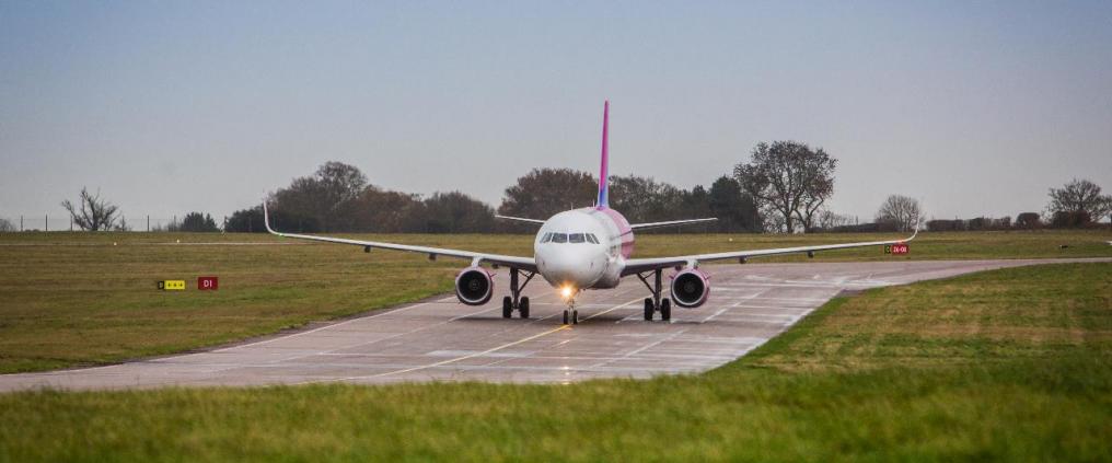 Wizz Airin lentokone kiitotiellä