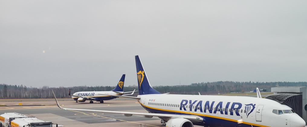 Ryanairin lentokoneet asematasolla. 