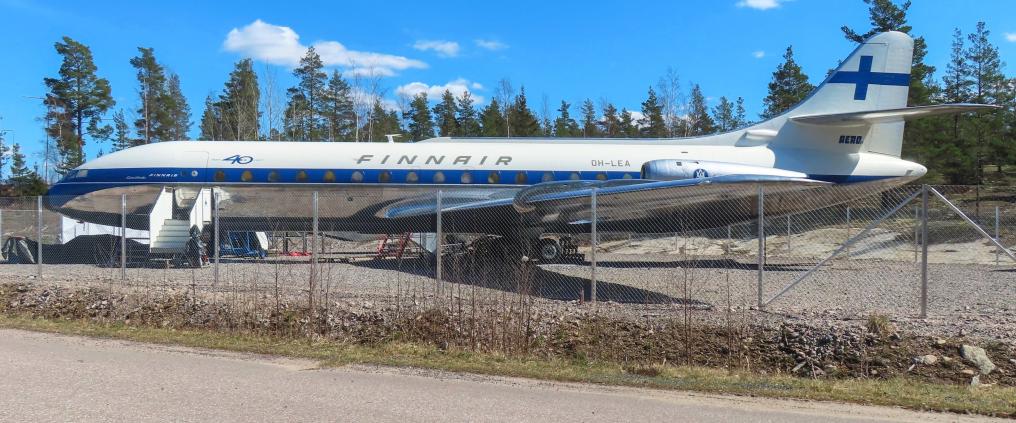 Kunnostettu Caravelle-kone Turun lentoaseman pihalla.